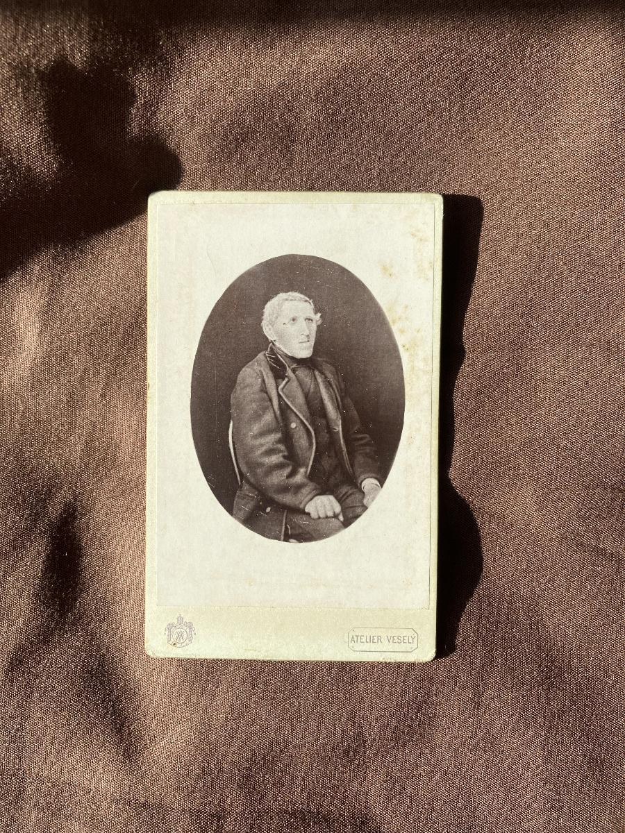 Atelier Vesely - Older Man, Oval Vignette photo 3