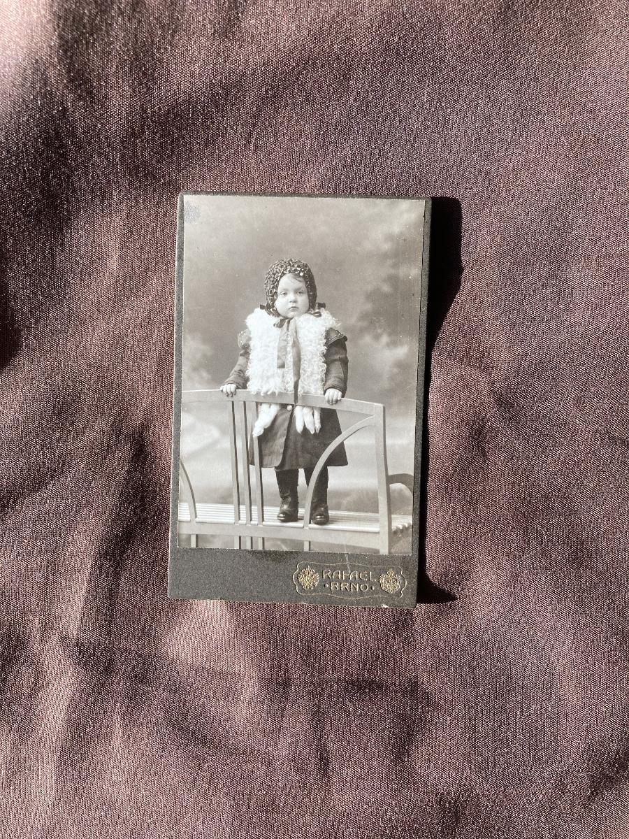 Rafael Court Photographer - Child in a Fur Coat photo 3