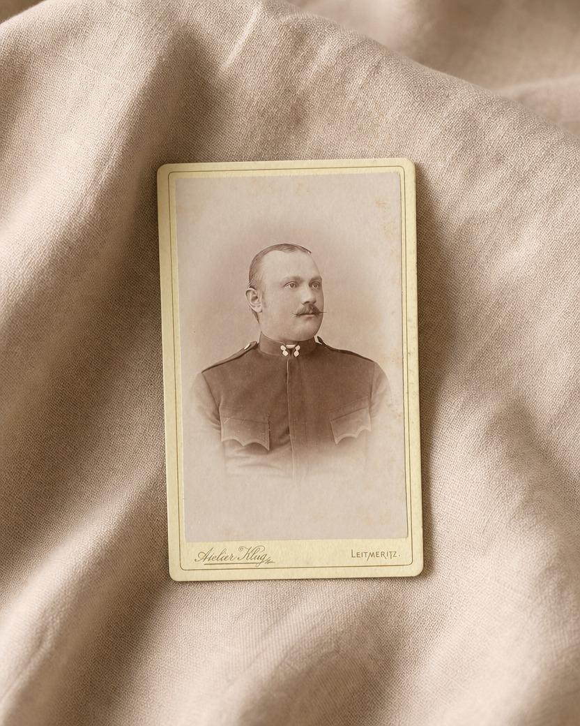 Atelier Klug - Man in Uniform