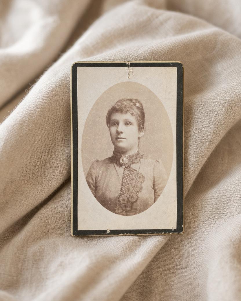M. Muller jun. - Woman, Oval Portrait