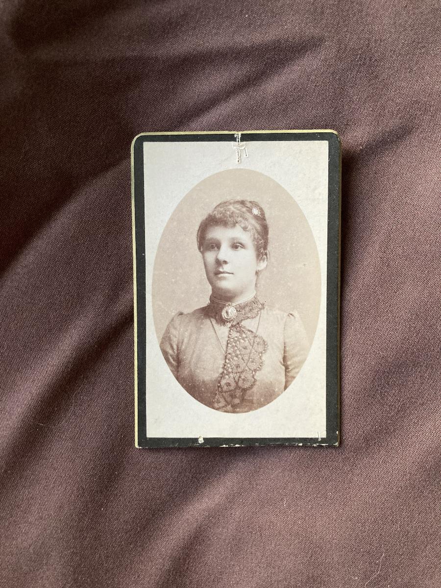 M. Muller jun. - Woman, Oval Portrait photo 3