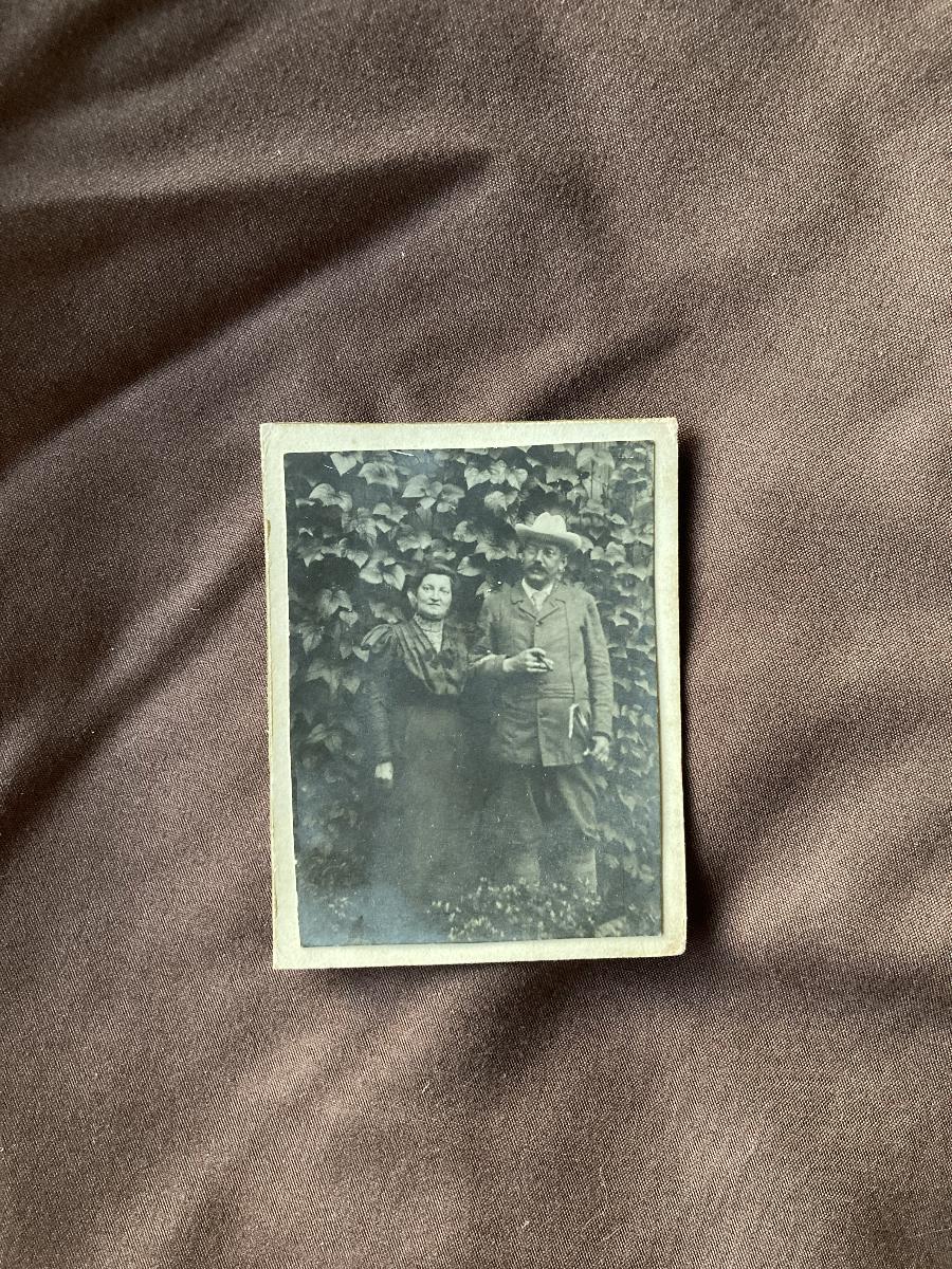 Couple in a Garden Setting, Unmarked Studio photo 3