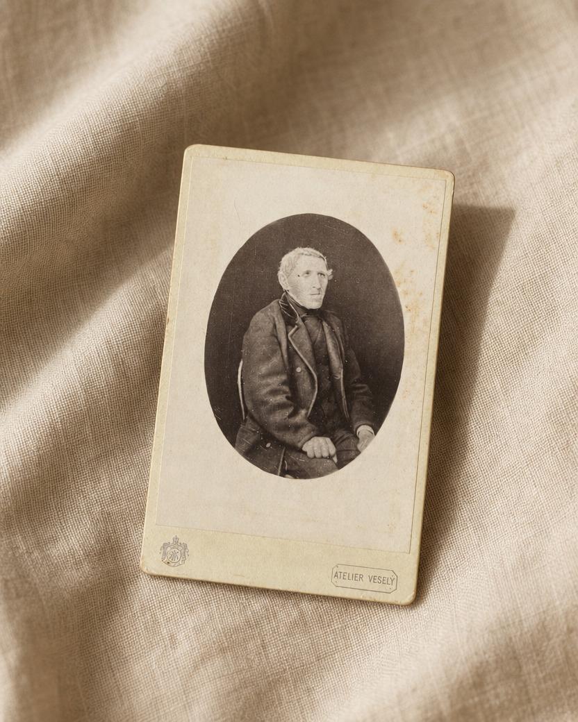 Atelier Vesely - Older Man, Oval Vignette