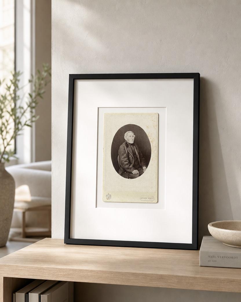 Atelier Vesely - Older Man, Oval Vignette photo 2